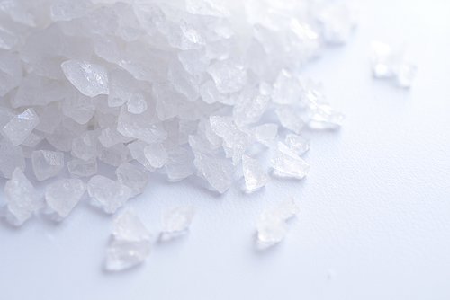Белые кристаллы наркотического вещества